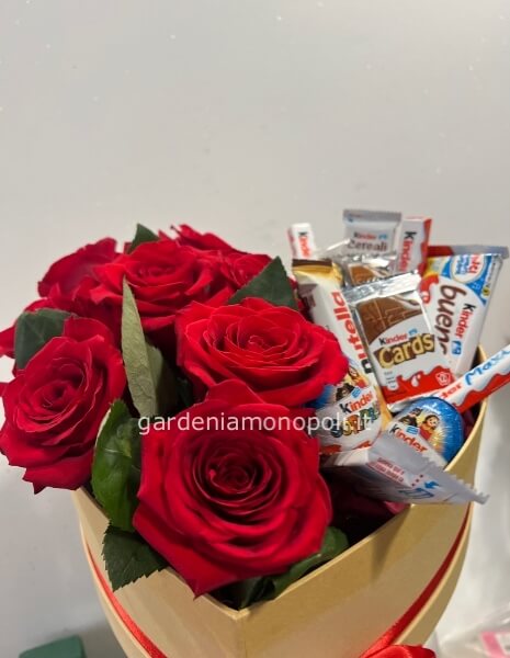 Scatola con rose e dolcetti (in base al costo inserito inseriamo il materiale per quell’importo)