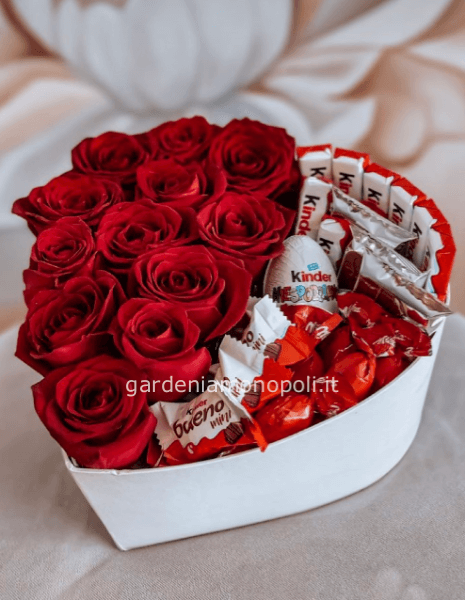 Scatola con rose e dolcetti (in base al costo inserito inseriamo il materiale per quell’importo)